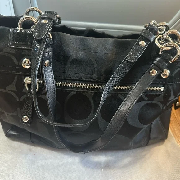 Black Designer Women's Bag - Picture 2 of 7